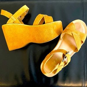 Tan suede vintage Kork-ease platforms! Excellent condition!!